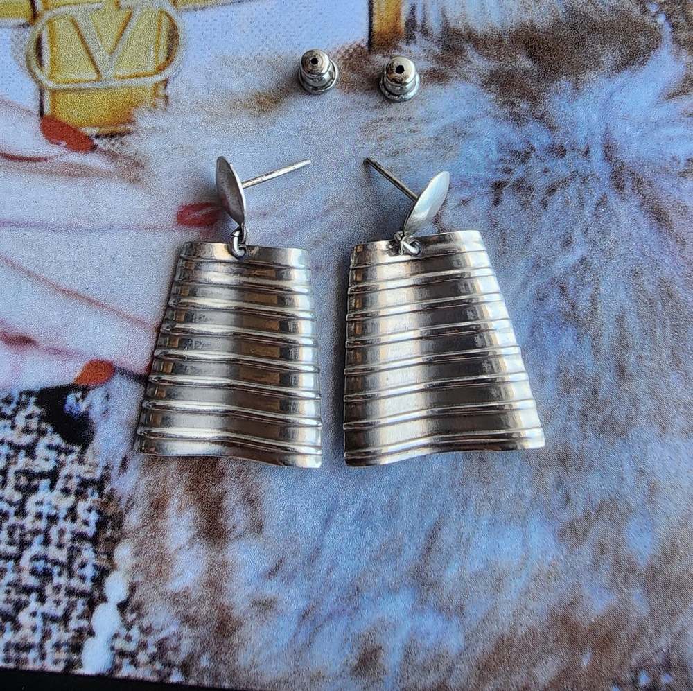 Chic Silver Ribbed Earrings - Picture 2 of 6